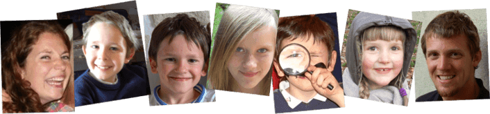 Enfants jouant à la chasse au trésor