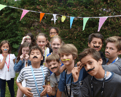 Enfants déguisés en détectives