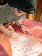Enfant déguisé en train de signer la charte pirate
