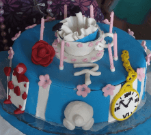 Gâteau d'anniversaire thème Alice au pays des merveilles