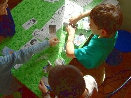 Les enfants trient les énigmes du jeu foot