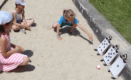 Enfants jouant au jeu du casse-tête pour l'anniversaire Alice au pays des merveilles