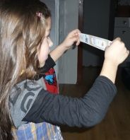 Une petite fille lit un message du jeu anniversaire Fée