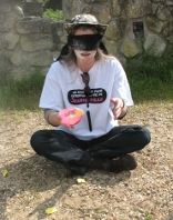 Une participante du jeu evjf faisant son gage