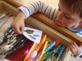 Un enfant trouve un message dans un tiroir